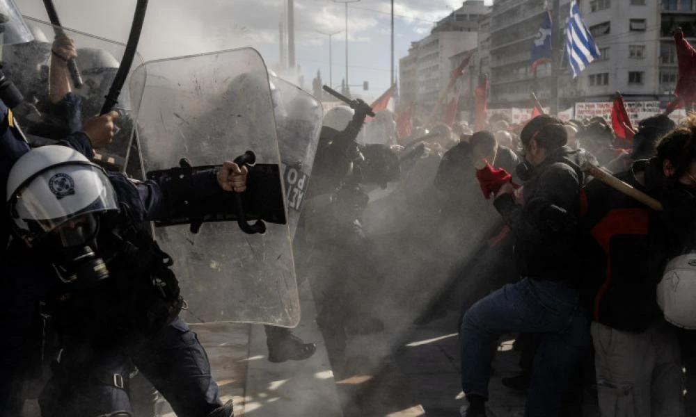 Βίαιες συγκρούσεις μεταξύ φοιτητών και αστυνομικών στο Σύνταγμα ενόψει της ψηφοφορίας για τα ιδιωτικά πανεπιστήμια-9 τραυματίες